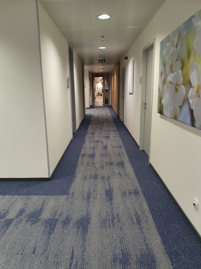 Postavljanje itisona u hodniku poslovnog ili hotelskog objekta