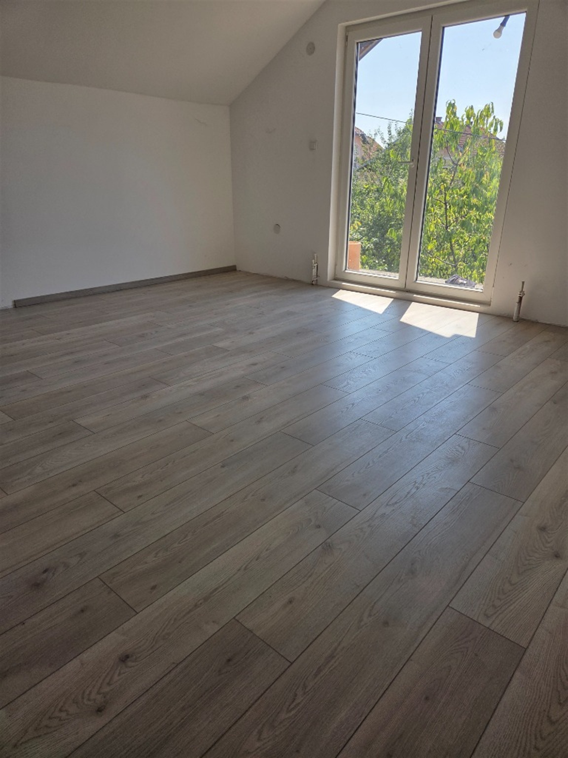 Precizno uklapanje i tekstura laminata uz balkon