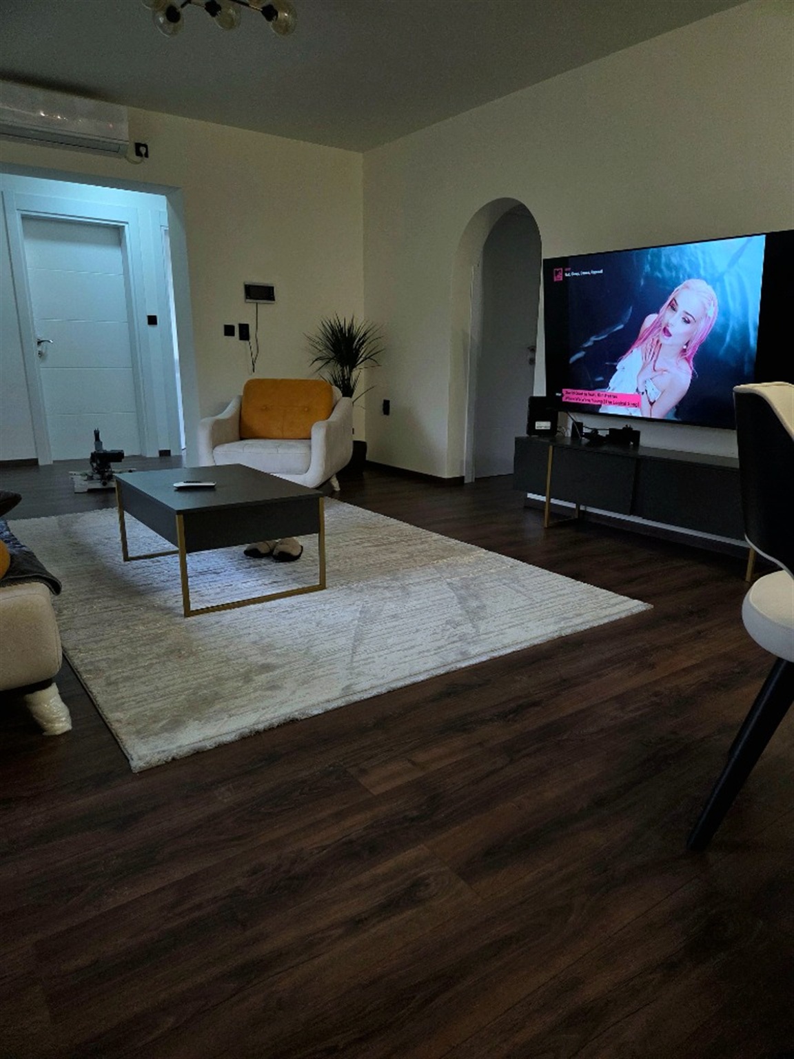 Moderni tamni orah laminat u luksuznom ambijentu