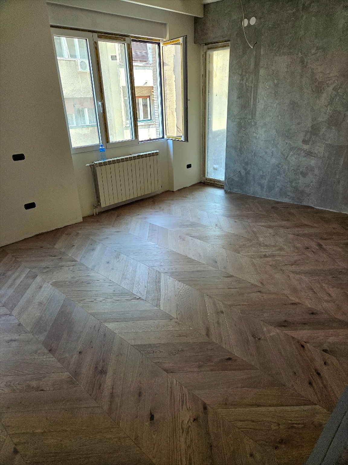 Restauracija chevron parketa u modernom stanu