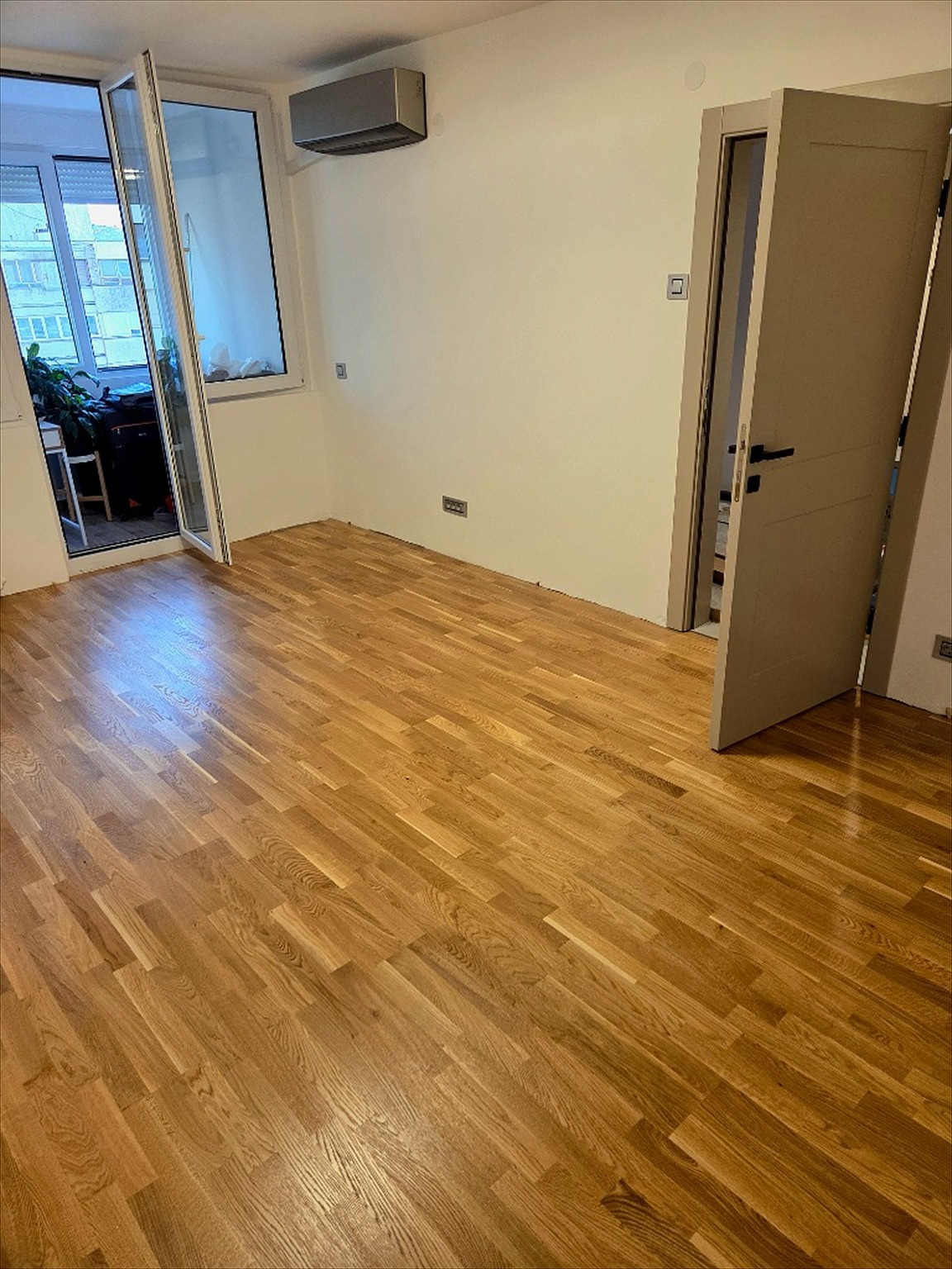 Svetla soba sa sjajnim lakiranim hrastovim parketom